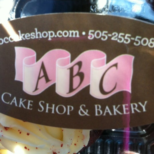 Foto scattata a ABC Cake Shop &amp; Bakery da Savannah G. il 3/20/2012