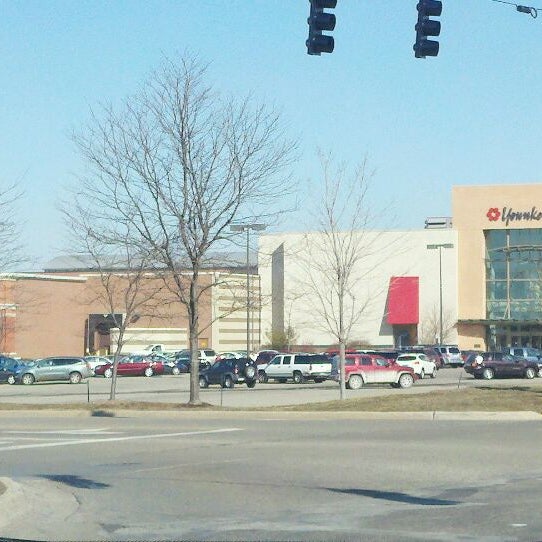 Foto tirada no(a) Meridian Mall por 👑 JoAnne R. em 2/20/2012