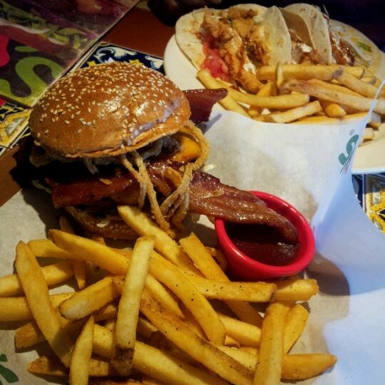 Photo taken at Chili&#39;s Grill &amp; Bar by Bianca F. on 2/27/2012