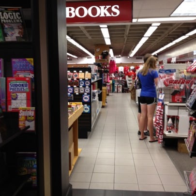 รูปภาพถ่ายที่ The University Book Store โดย meghan เมื่อ 7/25/2012