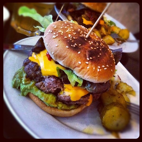 Photo taken at Rachel - Bagels &amp; Burgers by polanri on 7/24/2012