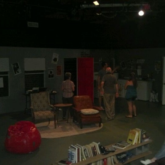 Das Foto wurde bei Theatre Suburbia von Bob G. am 5/22/2012 aufgenommen