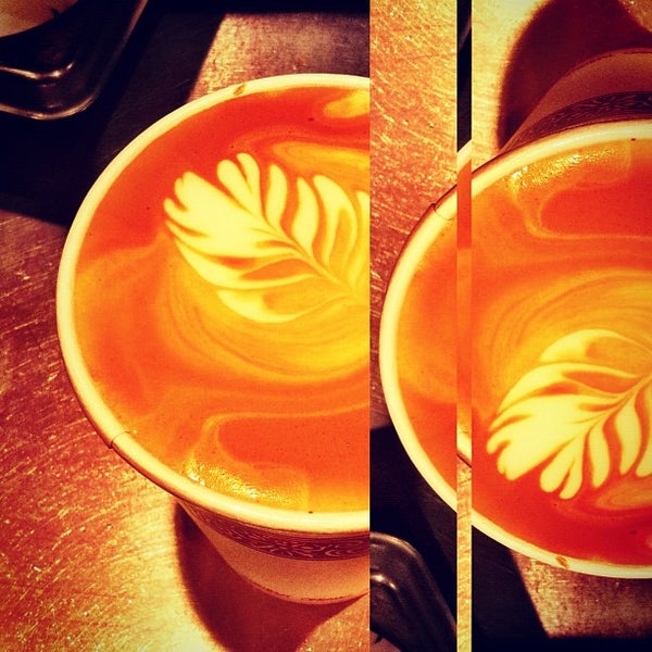รูปภาพถ่ายที่ Peet&#39;s Coffee &amp; Tea โดย Casey J. เมื่อ 2/27/2012