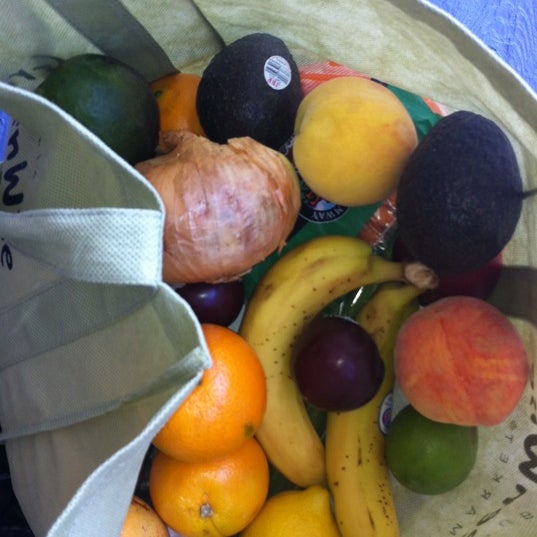 6/18/2012にJus T.がScotty&#39;s Fresh Produce Marketで撮った写真