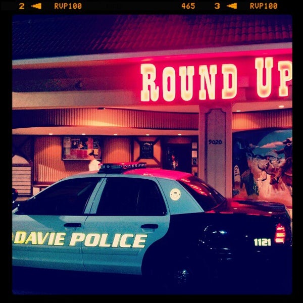 Снимок сделан в Round Up Country Western Night Club &amp; Restaurant пользователем Elian V. 4/7/2012