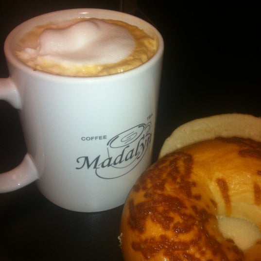 4/30/2012 tarihinde Madalyn&#39;s C.ziyaretçi tarafından Madalyn&#39;s Coffee and Tea'de çekilen fotoğraf