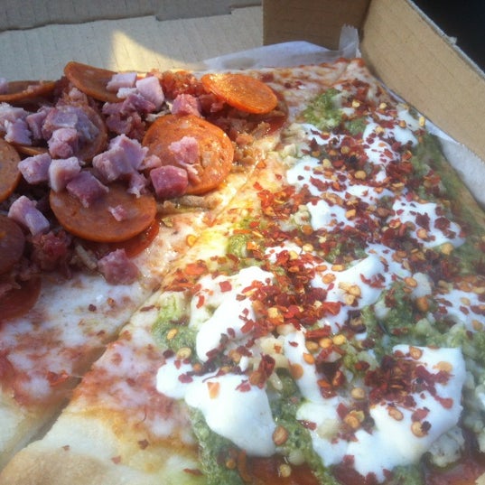 Das Foto wurde bei Bibo&#39;s NY Pizza von Melissa D. am 4/28/2012 aufgenommen
