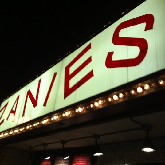 รูปภาพถ่ายที่ Zanies Comedy Club โดย Chris B. เมื่อ 2/28/2012