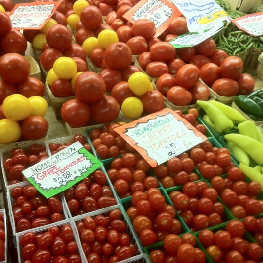 Das Foto wurde bei Allentown Farmers Market von Tina B. am 7/20/2012 aufgenommen