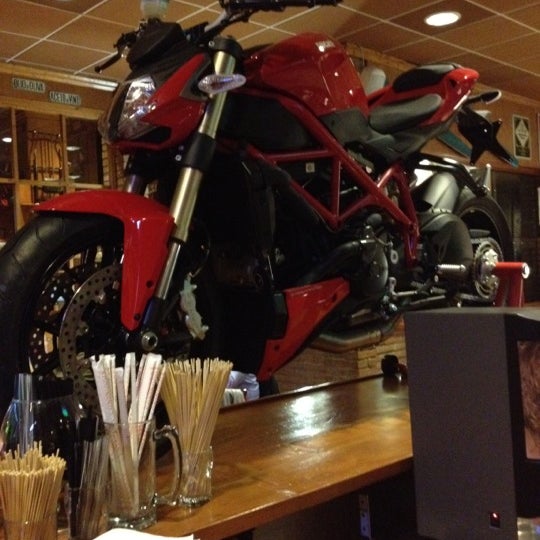 4/4/2012 tarihinde Daniele P.ziyaretçi tarafından Pepperone Restaurant &amp; Sports Café'de çekilen fotoğraf