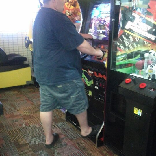 Photo taken at Fuddruckers by Julie L. on 5/23/2012