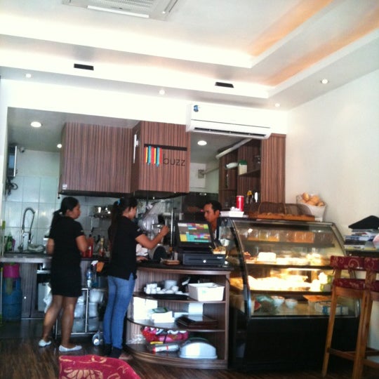 8/21/2012 tarihinde Mika Cory S.ziyaretçi tarafından Buzz Cafe'de çekilen fotoğraf