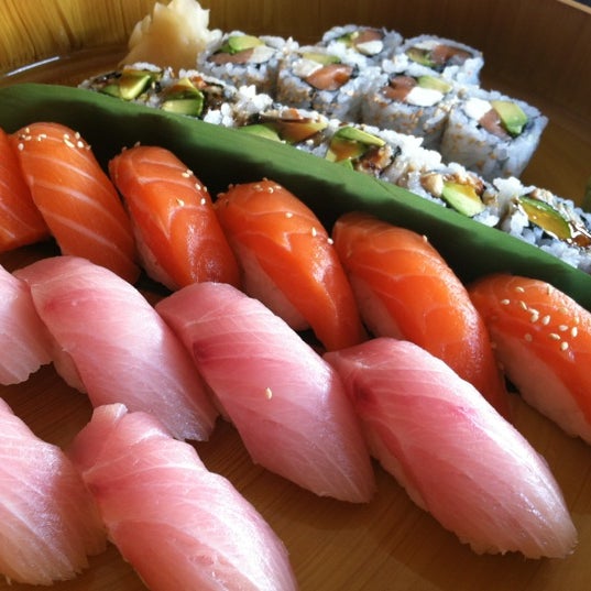 7/16/2012に😜 Heather S.がEast Moon Asian Bistro &amp; Sushiで撮った写真