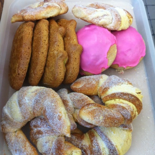 รูปภาพถ่ายที่ El Gallo Bakery โดย Jack B. เมื่อ 4/6/2012