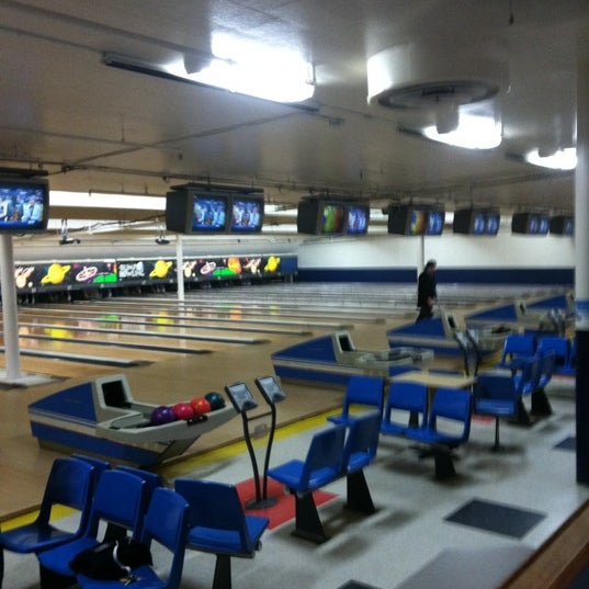 Foto tirada no(a) Lynnwood Bowl &amp; Skate por Shannon P. em 3/9/2012