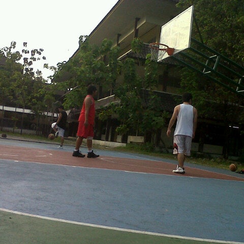 Lapangan Basket UNESA Surabaya Jawa Timur Lapangan Basket UNESA Surabaya Jawa Timur