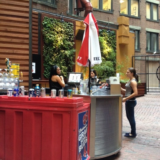รูปภาพถ่ายที่ Battery Park Bar &amp; Lounge โดย Romain G. เมื่อ 8/17/2012