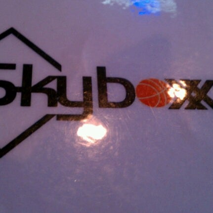 Foto tomada en Skyboxx Restaurant &amp; Sports Bar  por Princess C. el 8/31/2012