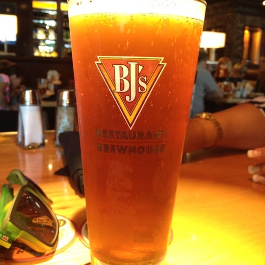 Photo taken at BJ&#39;s Restaurant &amp; Brewhouse by Joey C. on 5/14/2012