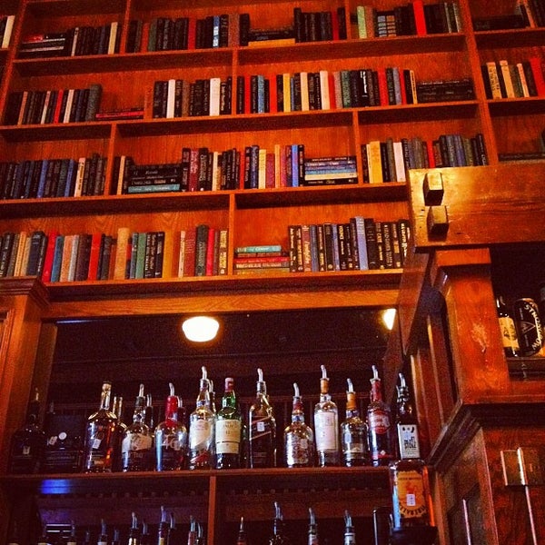 Das Foto wurde bei Library Bar von Dieter K. am 8/23/2012 aufgenommen
