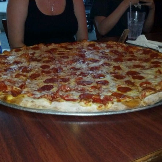Das Foto wurde bei Russo&#39;s New York Pizzeria von VanTasstik am 5/19/2012 aufgenommen