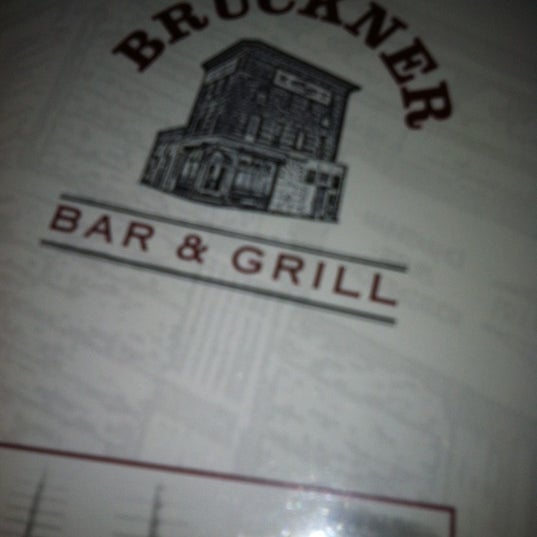 Foto tirada no(a) Bruckner Bar &amp; Grill por Zevie M. em 4/29/2012