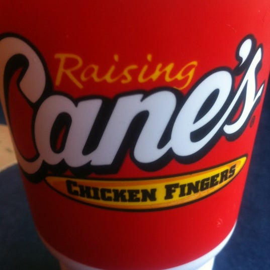 รูปภาพถ่ายที่ Raising Cane&#39;s Chicken Fingers โดย Rachel S. เมื่อ 6/2/2012