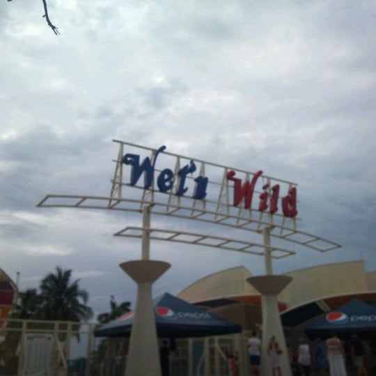 Foto diambil di Wet &#39;n Wild oleh Fausto J. pada 5/15/2012