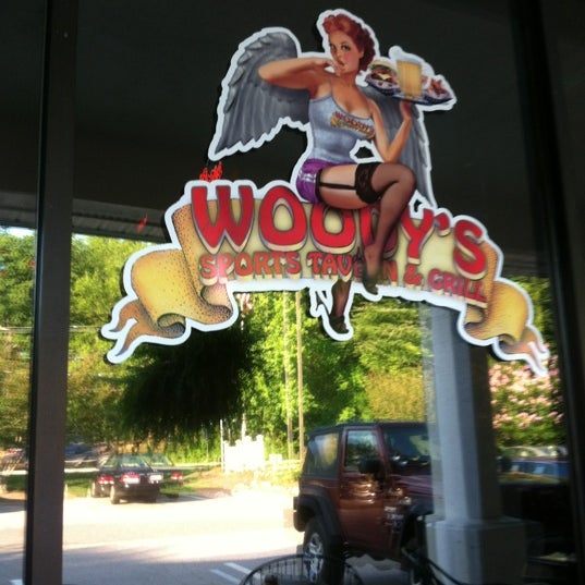 Foto tomada en Woody&#39;s Sports Bar and Tavern  por Lori S. el 6/8/2012