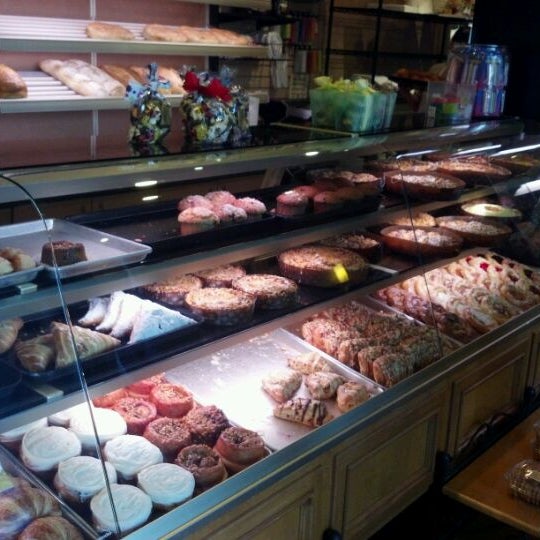 Foto diambil di Eddie&#39;s Bakery Cafe oleh David J. F. pada 5/17/2012