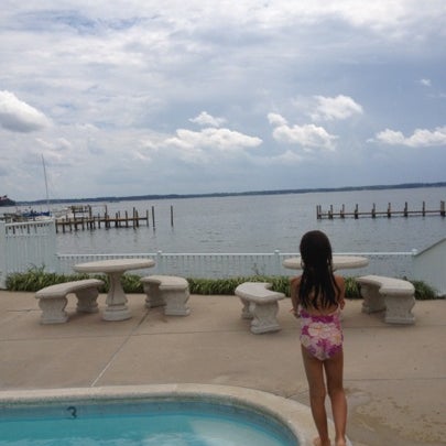 8/6/2012 tarihinde Copeland C.ziyaretçi tarafından Fishing Bay Yacht Club'de çekilen fotoğraf