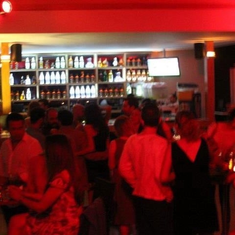 Das Foto wurde bei COLORS - Eat, Drink, Party - (Hillside City Club) von gokhan g. am 7/4/2012 aufgenommen
