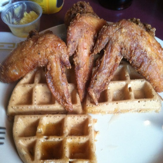 รูปภาพถ่ายที่ Maxine&#39;s Chicken &amp; Waffles โดย Edwin H. เมื่อ 7/14/2012