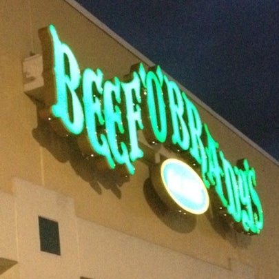 Photo taken at Beef &#39;O&#39; Brady&#39;s by Ernest B. on 8/10/2012