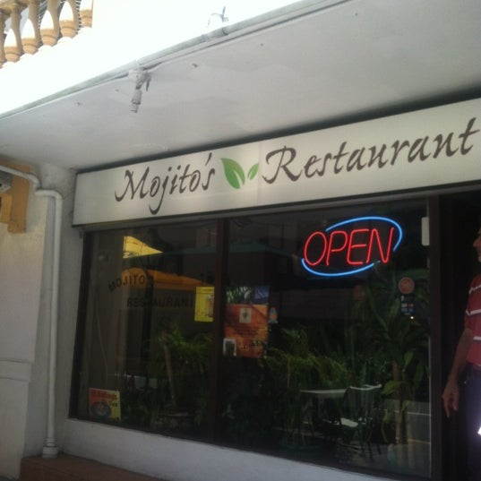 Foto tomada en Mojito&#39;s Restaurant  por Michael A. el 4/17/2012