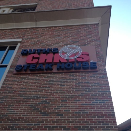 Foto diambil di Ruth&#39;s Chris Steak House - Clayton, MO oleh Chris R. pada 5/29/2012