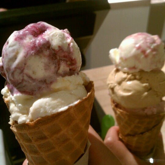 Foto tomada en Jeni&#39;s Splendid Ice Creams  por Felix X. el 7/22/2012