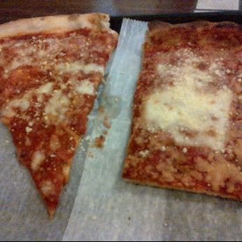 Снимок сделан в Rizzo&#39;s Fine Pizza пользователем tirza d. 4/4/2012