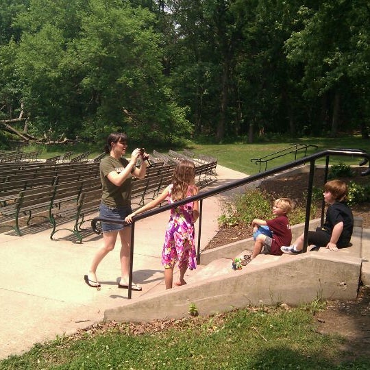 รูปภาพถ่ายที่ Greenwood Park โดย David R. เมื่อ 5/26/2012