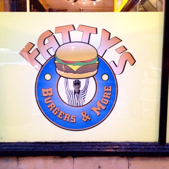 Foto tomada en Fatty&#39;s Burgers &amp; More  por Christopher M. el 6/2/2012