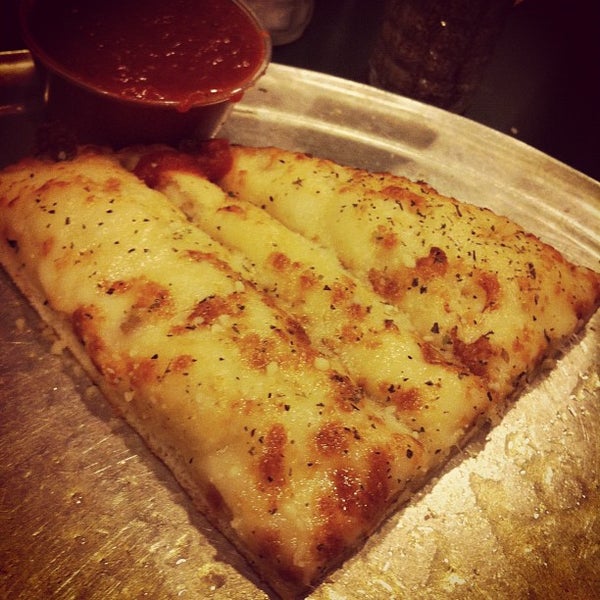 Foto diambil di Angelo&#39;s Pizza oleh Jacob G. pada 9/2/2012
