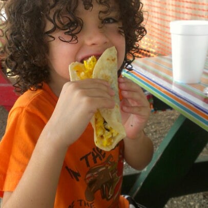 รูปภาพถ่ายที่ Taco N&#39; Madre โดย Yancy B. เมื่อ 6/30/2012