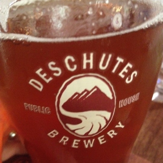 7/14/2012 tarihinde Scott M.ziyaretçi tarafından Deschutes Brewery Portland Public House'de çekilen fotoğraf