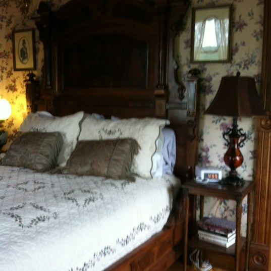 Foto tomada en Mont Rest Bed &amp; Breakfast  por Prudy K. el 5/1/2012