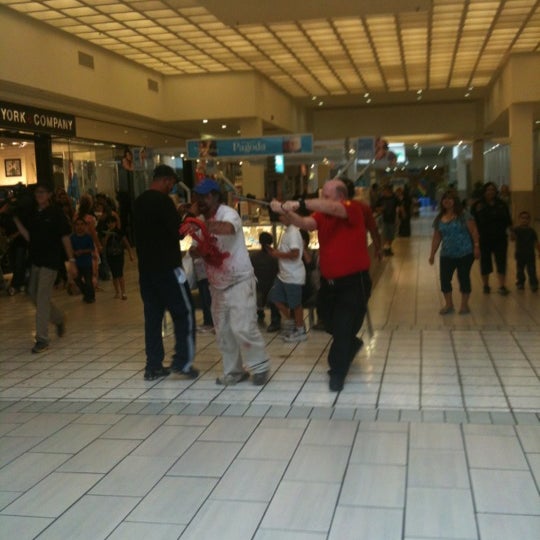 รูปภาพถ่ายที่ Bassett Place Mall โดย Maribel S. เมื่อ 9/8/2012