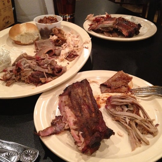 รูปภาพถ่ายที่ Whole Hog Cafe North Little Rock &amp; Catering โดย Marisa W. เมื่อ 3/8/2012