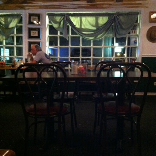 Foto diambil di Uncle Bucks Restaurant &amp; Bar oleh Jonathan J. pada 5/27/2012