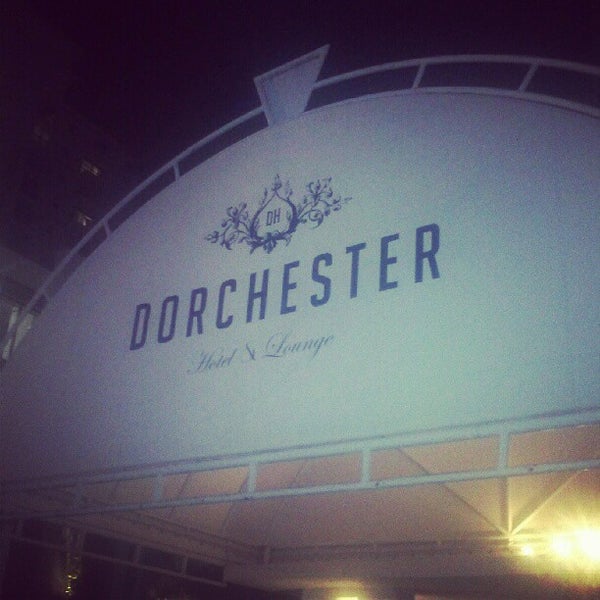 Photo prise au Dorchester Hotel par WithLoveDaneliz ♡. le7/13/2012