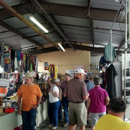 Photo prise au Mesa Market Place Swap Meet par Robin O. le3/23/2012