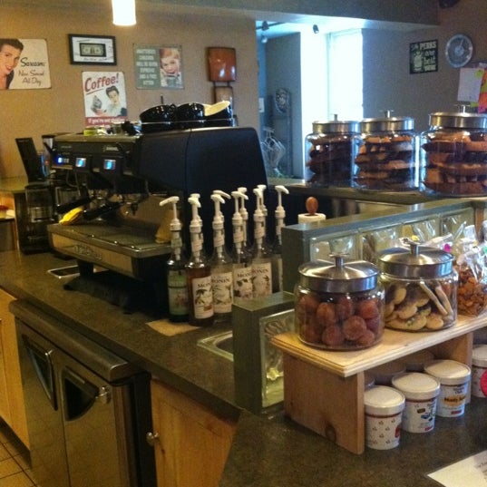 รูปภาพถ่ายที่ Zen Den Coffee Shop โดย Jan F. เมื่อ 3/2/2012